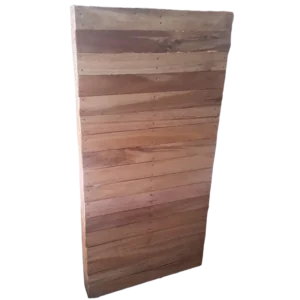 Tablero de madera para formaleta utilizado en el vaciado y conformación de estructuras de concreto en obras de construcción.