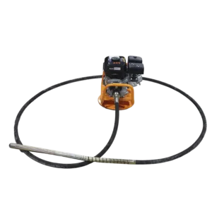 Vibrador de concreto a gasolina para compactación eficiente y eliminación de aire en estructuras de concreto durante obras de construcción.