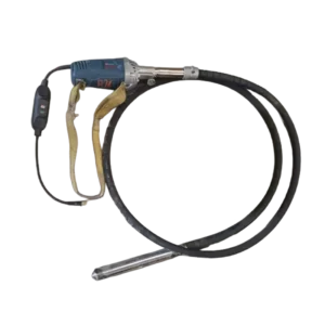 Vibrador eléctrico para compactación y eliminación de aire en concreto durante trabajos de construcción.